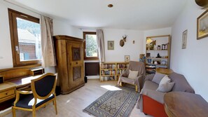 Télévision, cheminée, chaîne hi-fi