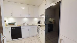 Réfrigérateur, four, plaque de cuisson, lave-vaisselle