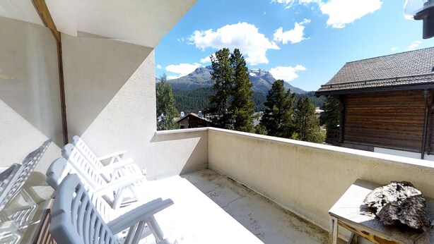 A balcony with a view of mountains and trees. - 4½-room apartment on the second floor, approx. (Celerina/Schlarigna)