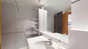 Douche, sèche-cheveux, serviettes fournies