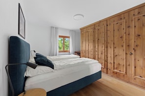 3 bedrooms, desk, iron/ironing board, WiFi