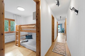 3 Schlafzimmer, Schreibtisch, Bügeleisen/Bügelbrett, WLAN