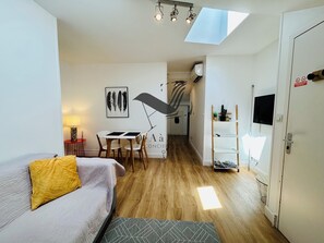 Living area - L'AUTHENTIQUE 5 Situated in the town center opposite the thermal baths (Rochefort)