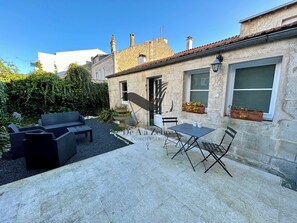 Outdoor dining - L'AUTHENTIQUE 5 Situated in the town center opposite the thermal baths (Rochefort)