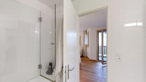 Een douche, een haardroger, handdoeken