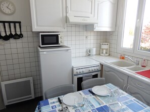 Réfrigérateur, micro-ondes, four, plaque de cuisson