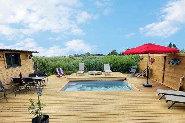 Una piscina al aire libre