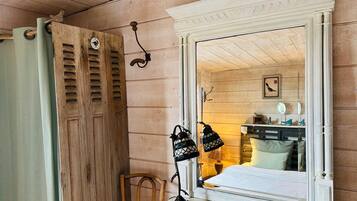 2 habitaciones, tabla de planchar con plancha, cuna de viaje y wifi