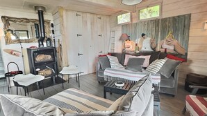 Una sala de estar acogedora con chimenea, un sofá, una mesa de centro y un comedor.