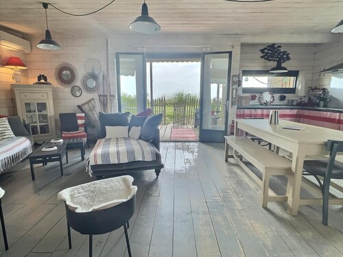 "La Pointe Pescade" fishermen's hut facing the estuary, swimming pool, air conditioning.