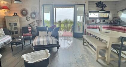 "La Pointe Pescade" fishermen's hut facing the estuary, swimming pool, air conditioning.