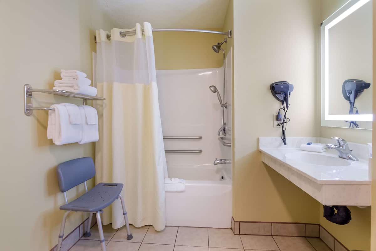 combined shower/bathtub, towels