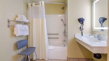 Combined shower/tub, towels