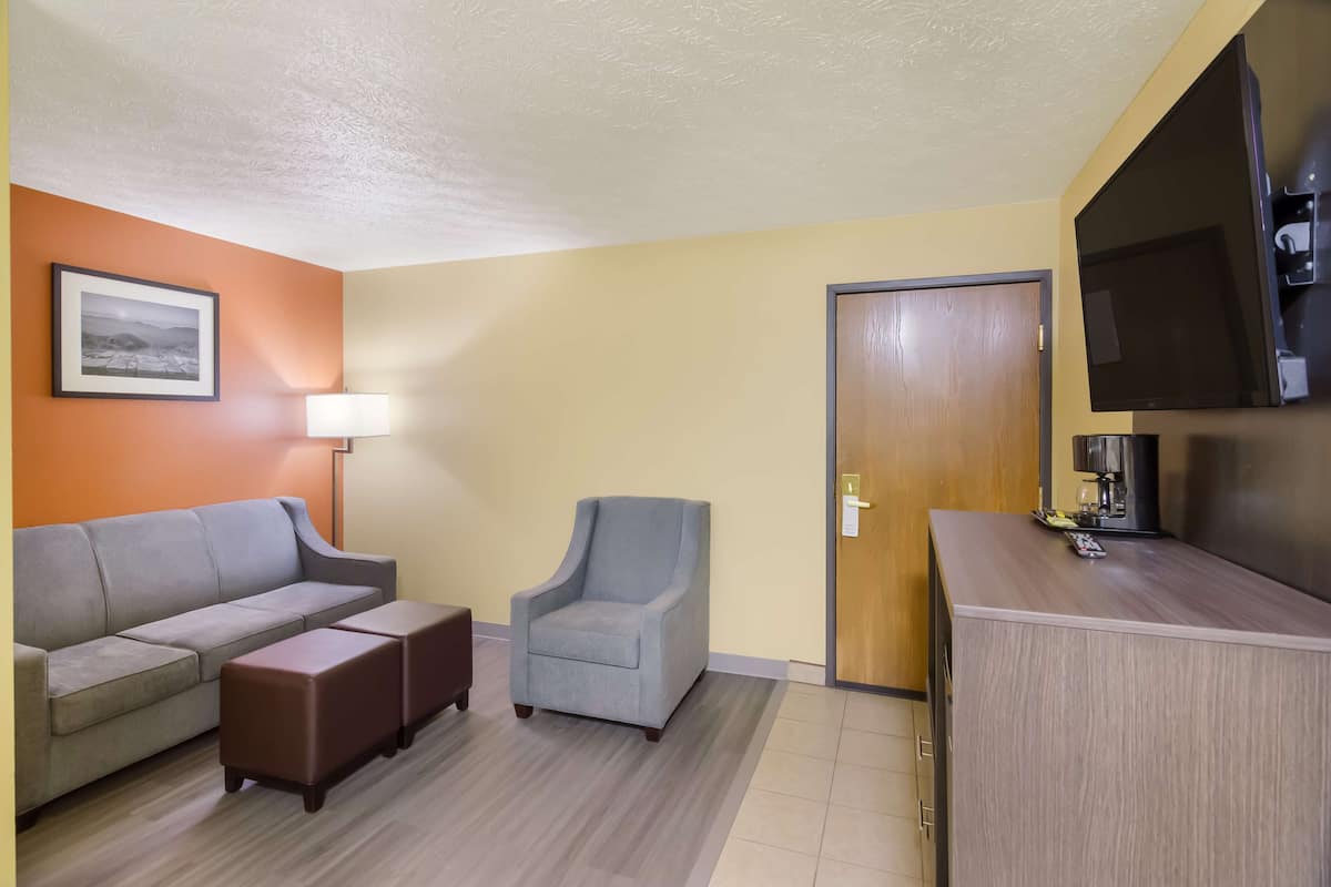 Suite, 1 King Bed, Non Smoking | Desk, free WiFi, bed sheets, wheelchair access