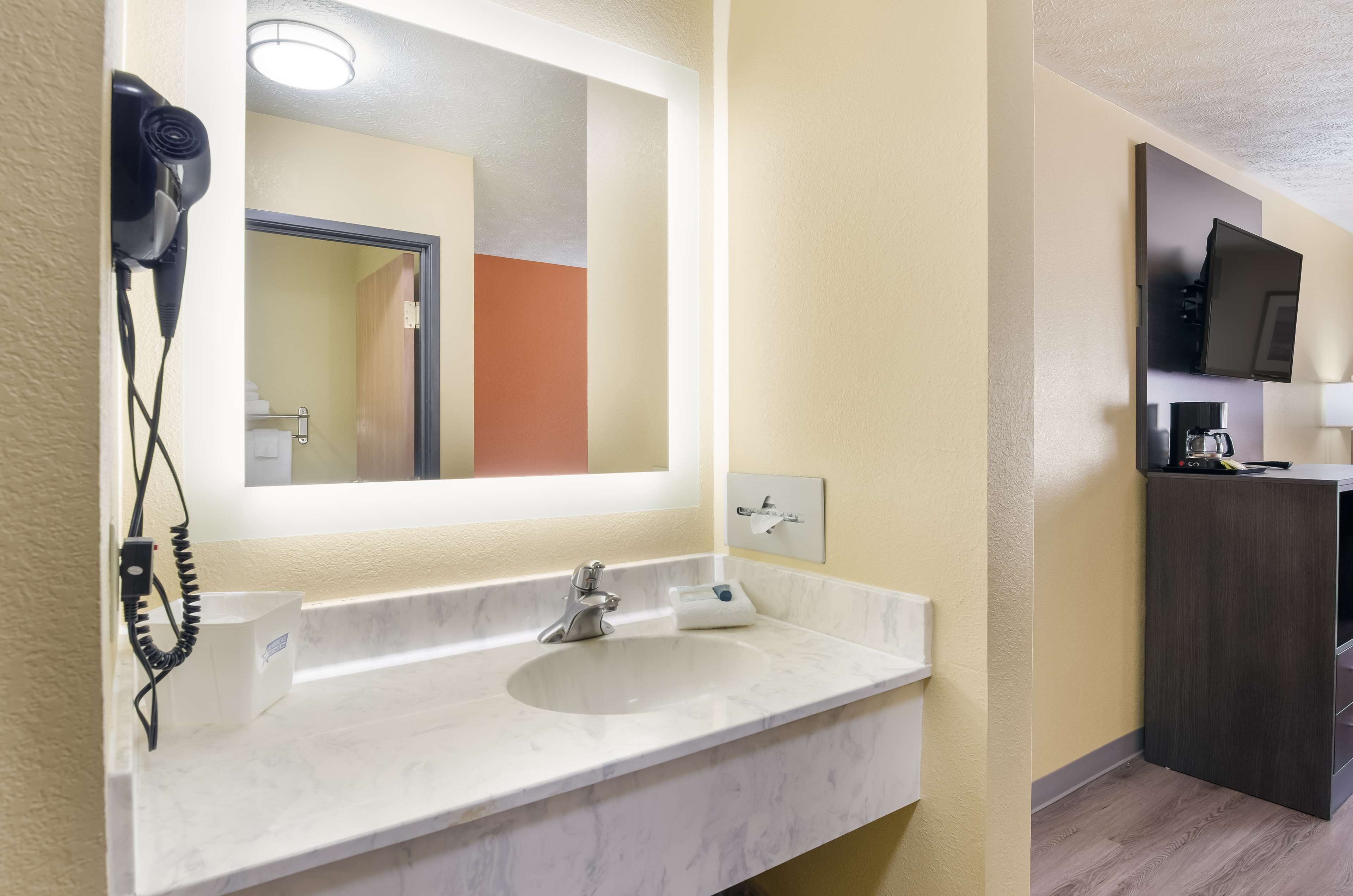room, 1 king bed, non smoking | bathroom | combined shower/bathtub, towels