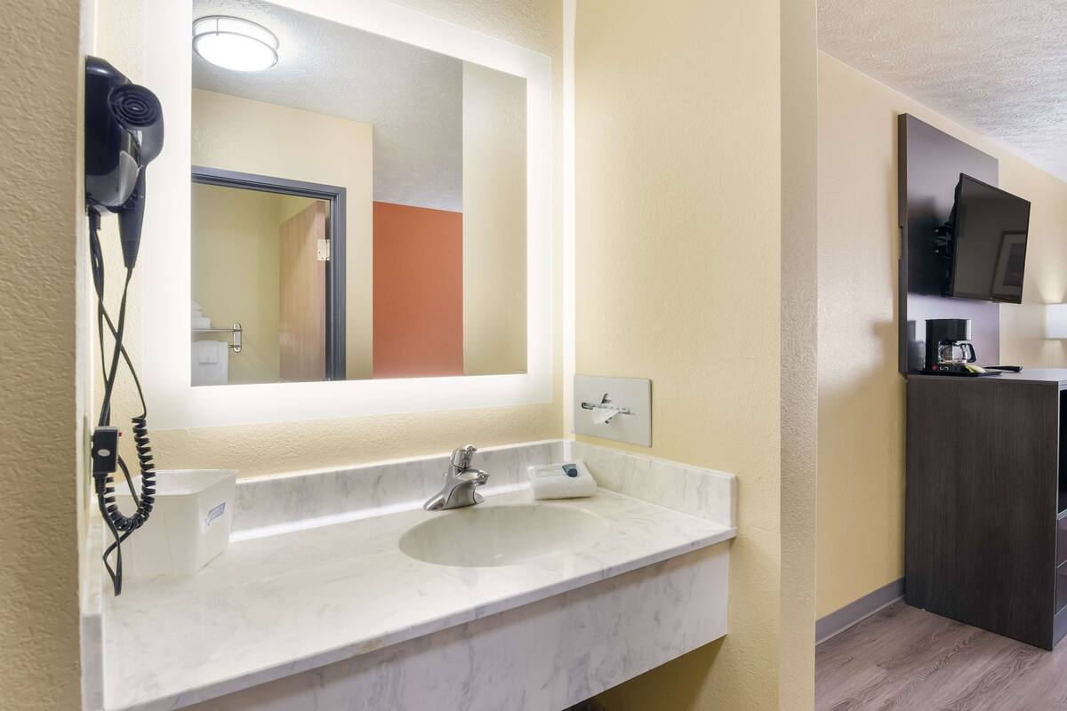 room, 1 king bed, non smoking | bathroom | combined shower/bathtub, towels