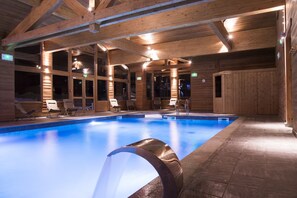 Piscina coperta, una piscina riscaldata