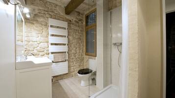 Douche, sĂšche-cheveux, serviettes fournies, papier toilette
