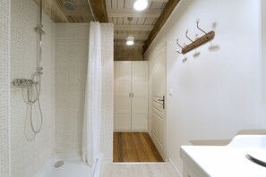 Bruser, hårtørrer, håndklæder, Toiletpapir