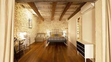 1 habitación, tabla de planchar con plancha, wifi gratis y ropa de cama