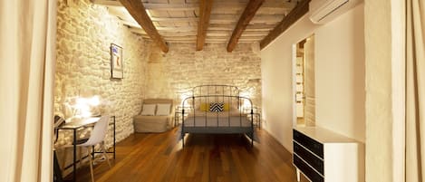 1 habitación, tabla de planchar con plancha, wifi gratis y ropa de cama