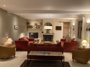 Smart TV, fireplace, DVD player, table tennis - Near Saint Emilion, Fab terrace, pool, Big Family house. (Coutras)