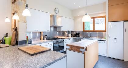 Near Saint Emilion, Fab terrace, pool, Big Family house.