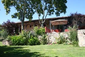 Property grounds - Near Saint Emilion, Fab terrace, pool, Big Family house. (Coutras)