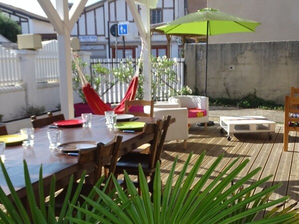 Outdoor dining - House ground floor 200m from the ocean / outdoor terrace of 55m2 (Mimizan Plage)