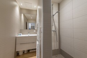 Baignoire, sèche-cheveux, savon, shampoing