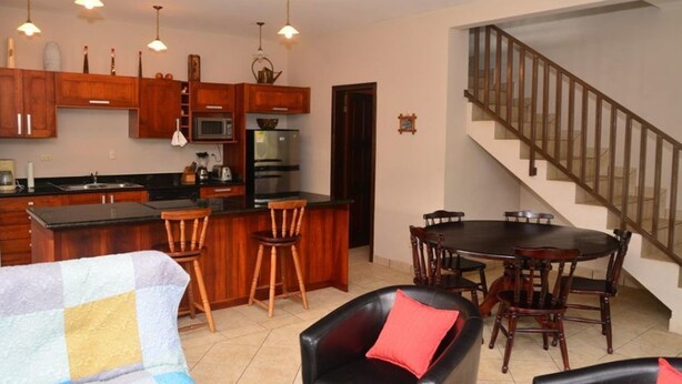 Villa Deluxe, varias camas, no fumadores, vistas a la piscina | Cocina privada | Cafetera o tetera, frigorífico grande, microondas y horno