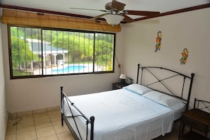 Villa Deluxe, plusieurs lits, non-fumeur, vue piscine | Vue de la chambre