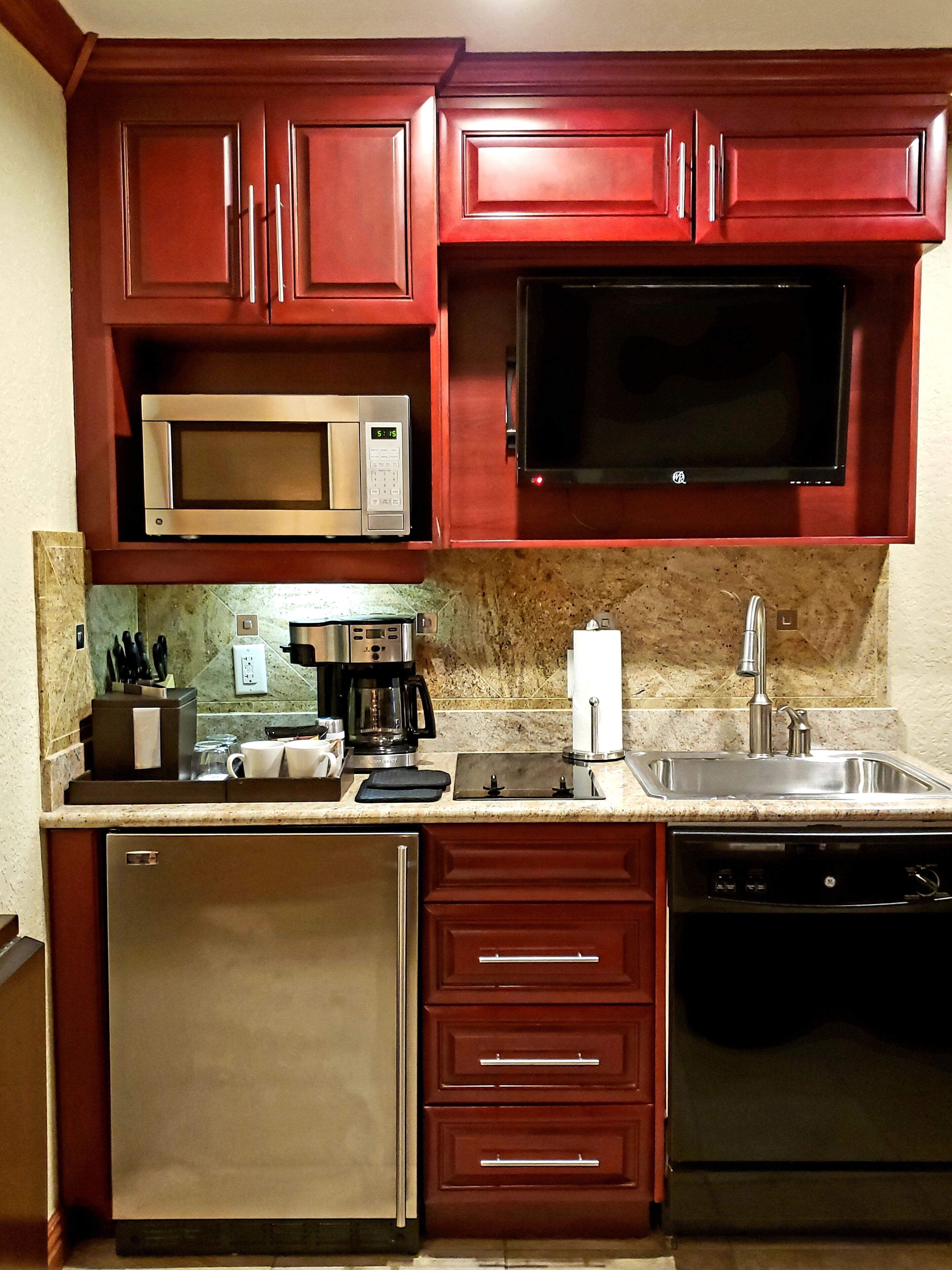 Kjøleskap, mikrobølgeovn, kaffetrakter/tekoker og kjøkkenutstyr