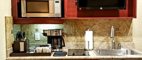 Réfrigérateur, micro-ondes, cafetière/bouilloire