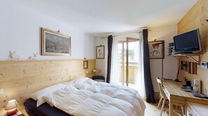 3 bedrooms, desk, iron/ironing board, WiFi