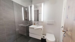 Dusche, Haartrockner, Handtücher