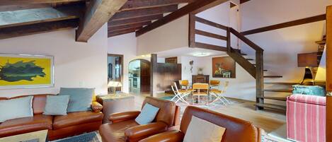 Fernseher, Kamin, Stereoanlage