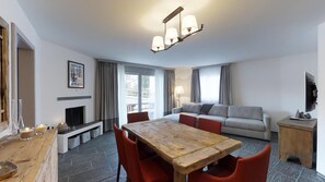 Fernseher, Kamin, Stereoanlage