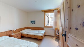 2 habitaciones, escritorio, internet gratis y ropa de cama 