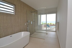 Een douche, een haardroger, handdoeken, zeep