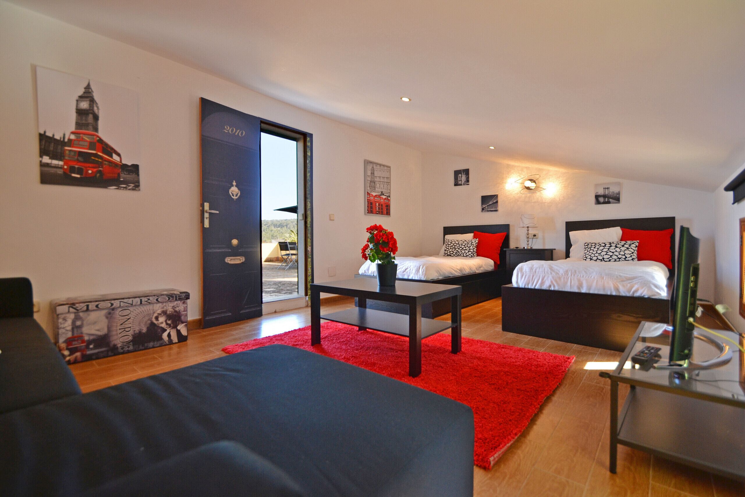 4 bedrooms, iron/ironing board, free WiFi, bed sheets