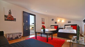 Een moderne slaapkamer met een bed, nachtkastjes en een rood tapijt.