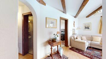 Fernseher, Kamin, Stereoanlage