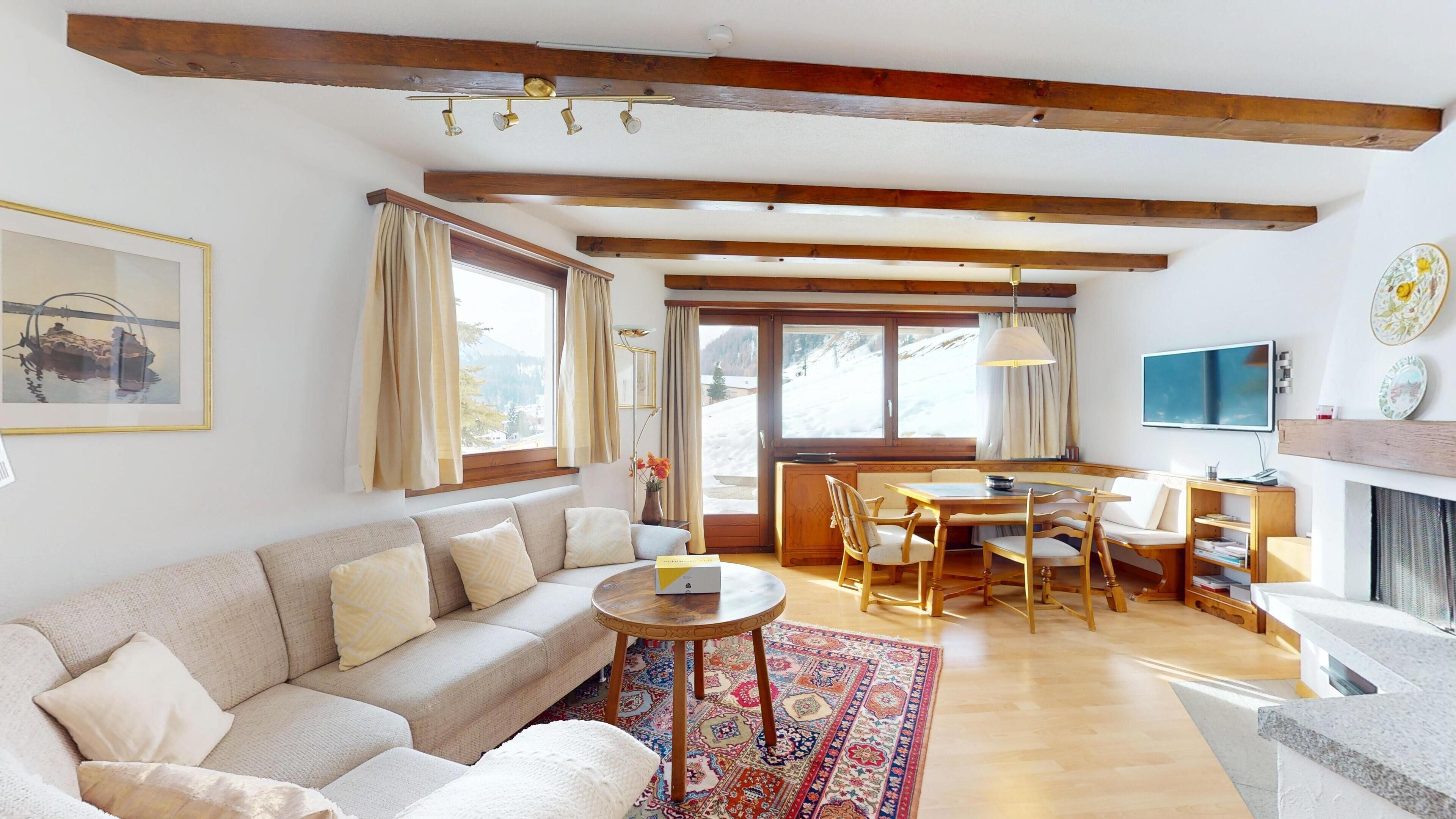 Televisión, chimenea, estéreo