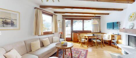 Fernseher, Kamin, Stereoanlage