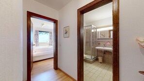 Shower, hair dryer, towels - 3-room apartment on the ground floor, approx. (Celerina/Schlarigna)