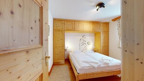 2 bedrooms, desk, iron/ironing board, WiFi
