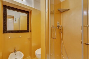 Chuveiro, secador de cabelo, bidê, toalhas de banho