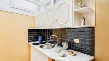 Refrigerador, microondas, parrilla de estufa y cafetera y tetera