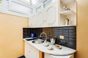 Refrigerador, microondas, placa de cocina, cafetera/tetera